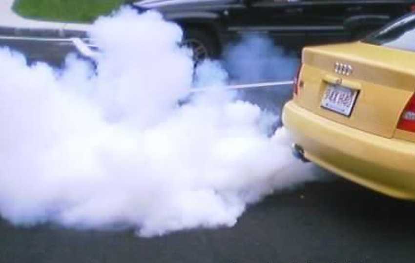 Синий дым из выхлопной трубы автомобиля и повышенный расход масла