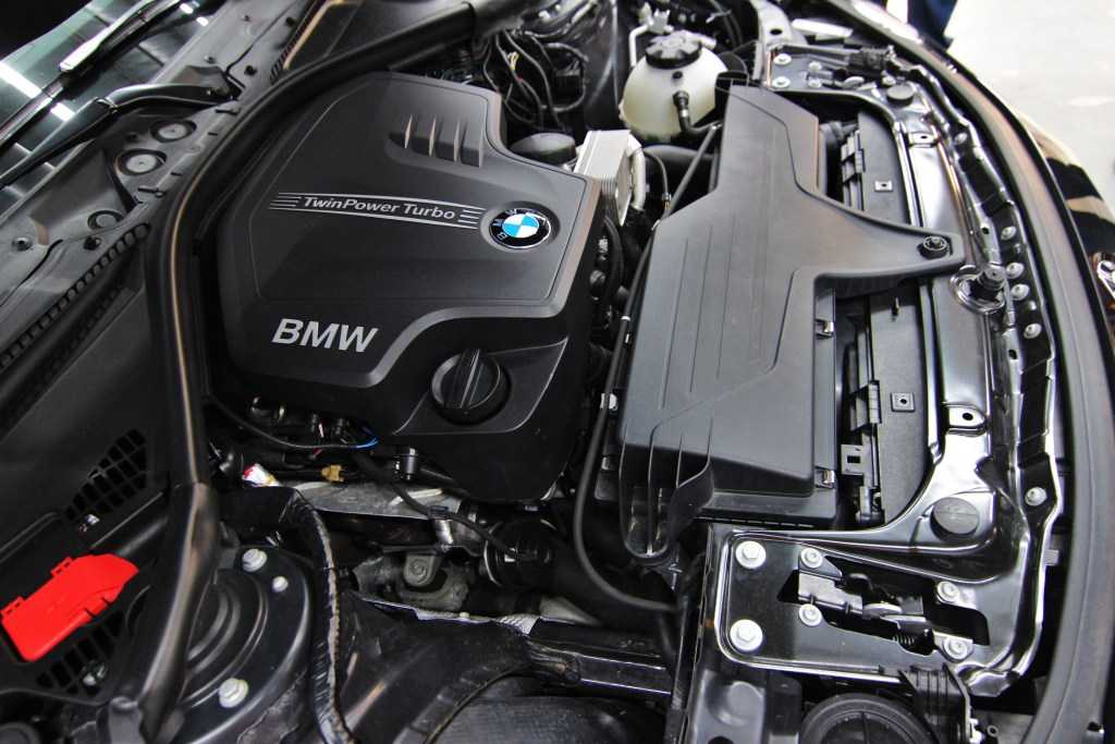 Моторы бмв х3. BMW f30 мотор. BMW 3 f30 мотор. Двигатель BMW f30 дизель. BMW f30 1.6 двигатель.